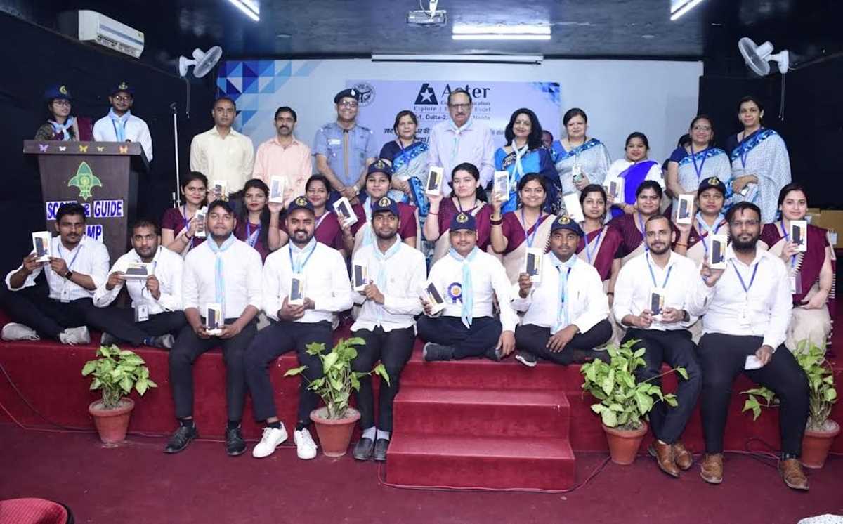 एस्टर कॉलेज ऑफ ऐजुकेशन के विद्यार्थियों को दिया गया स्मार्टफोन